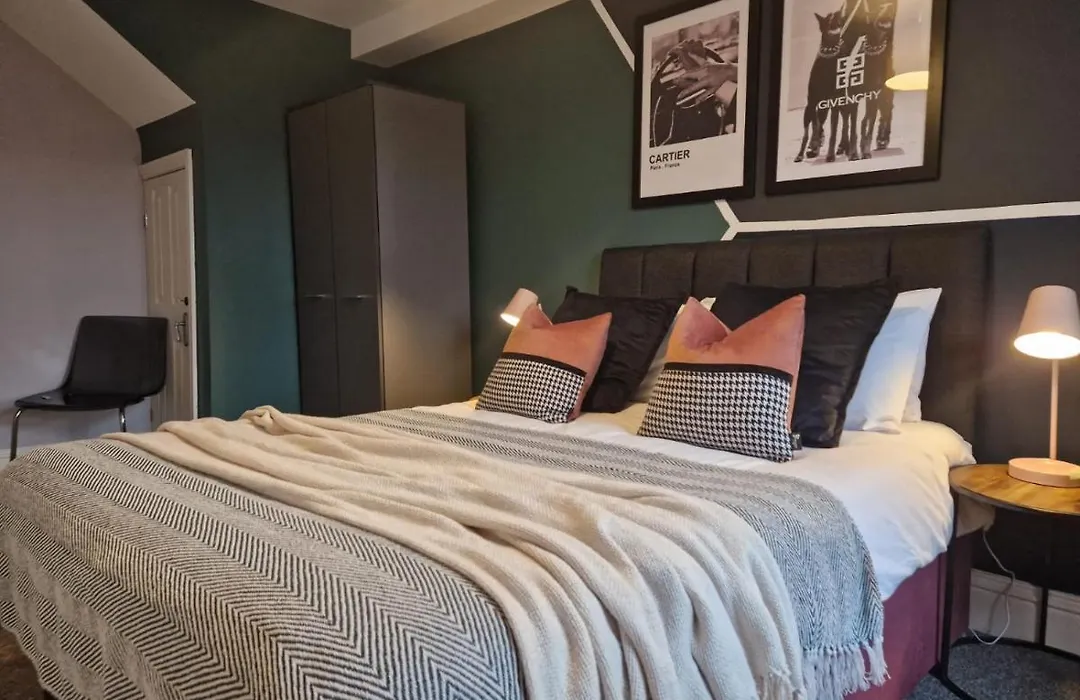 Duplex! Penthouse! Private Rooftop! Location! Bristol