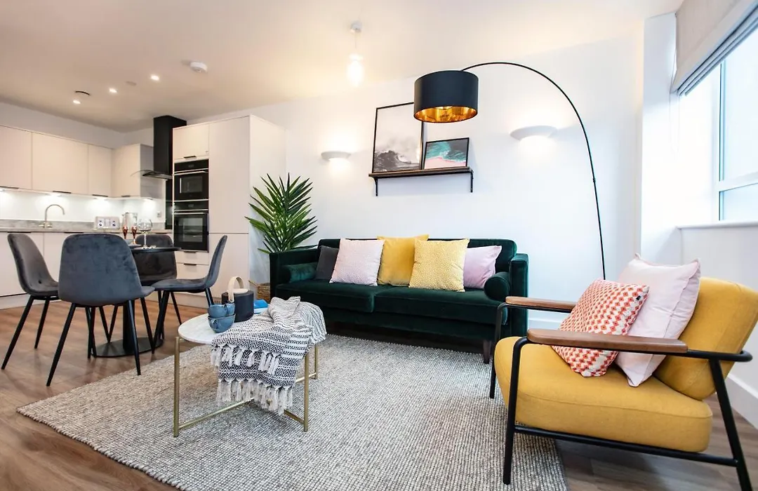 Centre - Free Parking - Stylish 2 Bedroom *