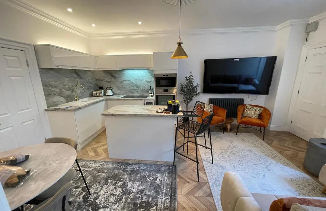Central Period 2 Bed With Free Parking On Site Sleeps 1-6 *