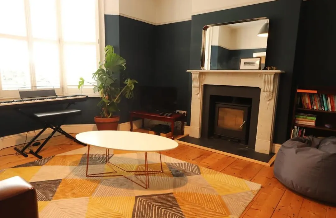 Дом отдыха Bright Two Bedroom House With Parking And Garden